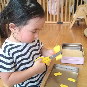 2歳モンテッソーリ教育はさみ