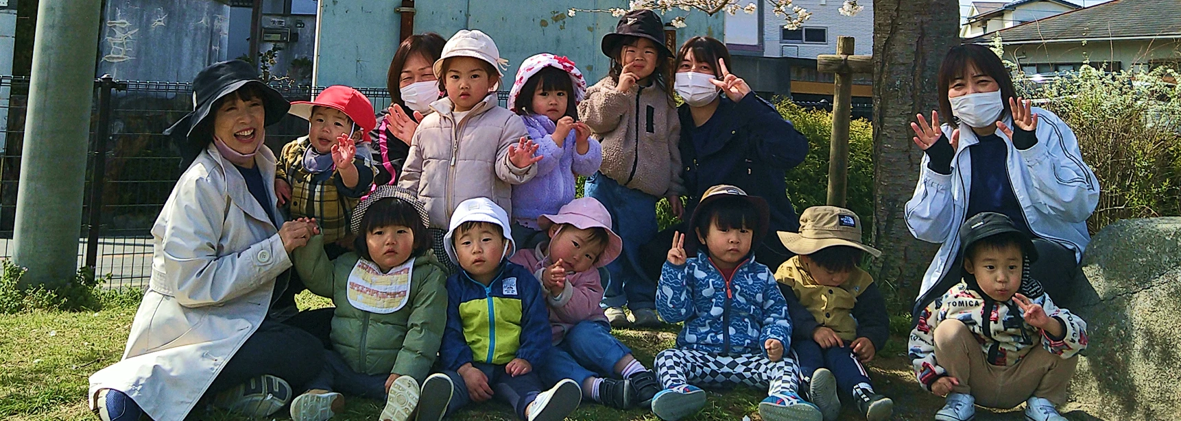 あおば保育園の先生と子どもたちと桜の木の下で