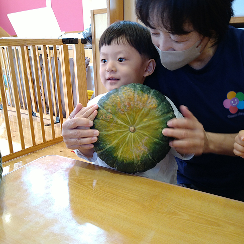みんなで給食たべるよ