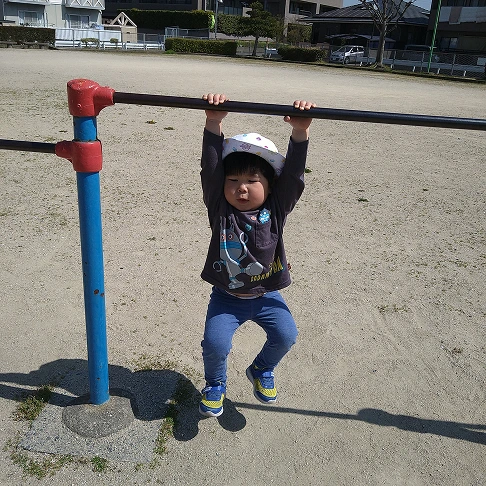 鉄棒遊び