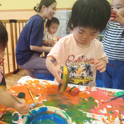 しもおおり保育園絵の具遊び