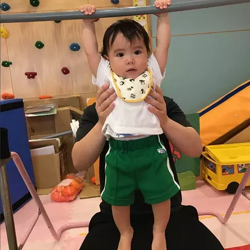 体操の先生と一緒に体を動かすよ